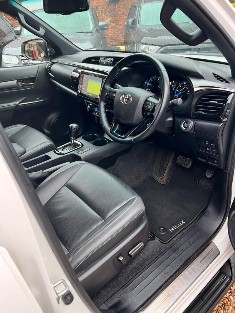 TOYOTA HILUX